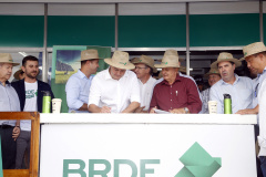 O Banco Regional de Desenvolvimento do Extremo Sul (BRDE) lançou nesta quinta-feira (06), no Show Rural em Cascavel (Oeste), o edital de chamamento público do programa BRDE Labs, voltado ao apoio, capacitação e aporte financeiro de startups. Na solenidade, que teve a presença do governador Carlos Massa Ratinho Junior, também foram assinados contratos de crédito com cooperativas agroindustriais. - Cascavel, 06/02/2019 - Foto: Gilson Abreu/AEN