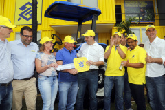 O governador Carlos Massa Ratinho Junior entregou nesta quinta-feira (06), durante o Show Rural, em Cascavel, as chaves de mais um trator do programa Trator Solidário. Os beneficiados foram o criador de vacas de leite Roque Selzler e sua mulher, Leonete, moradores de Pato Bragado. - Cascavel, 06/02/2020 -  Foto: Gilson Abreu/AEN