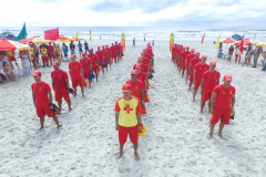 Os 35 formandos do Curso de Guarda-Vidas turma 2019/2020 festejaram nesta quinta-feira (06/02), em Matinhos (PR), a conclusão de um dos cursos mais desejados do Corpo de Bombeiros. Na cerimônia eles receberam o apito e a camisa do uniforme de guarda-vidas, itens que comprovam a aptidão dos bombeiros militares para atuar em resgates em meio líquido. - Curitiba, 06/02/2020  - Foto: Divulgação SESP