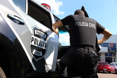 A empresária é suspeita de promover a venda de polivitamínicos sob a promessa de prevenção contra o coronavírus. O estabelecimento fica no bairro Lamenha, em Almirante Tamandaré, na Região Metropolitana de Curitiba. Foto: Fábio Dias/PCPR