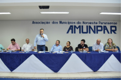 Os prefeitos que integram a Associação dos Municípios do Noroeste Paranaense (Amunpar) receberam orientações e conheceram um pouco mais sobre as ações do Governo do Paraná no combate à dengue. O secretário de Estado da Saúde, Beto Preto, esteve na manhã desta sexta-feira (7), em Paranavaí, na posse da nova diretoria da entidade, que congrega 28 municípios, e falou aos gestores sobre o panorama da dengue no Paraná.  -  Paranavaí, 07/02/2020  -  Foto: Ivan Fuquini/Divulgação SESA