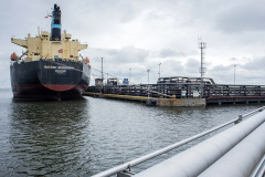 Os portos de Paranaguá e Antonina movimentaram 3,44 milhões de toneladas de carga nos primeiros 31 dias do ano. Janeiro foi um mês de alta nos volumes de carga geral e granéis líquidos, tanto importação quanto exportação. Os terminais paranaenses apostam na multimodalidade e tiveram destaque no embarque de açúcar em saca, contêineres, óleo vegetal e derivados de petróleo.  -  Paranaguá, 20/02/2020  -  Foto: Claudio Neves/Portos do Paraná