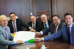 O Governo do Estado enviou nesta segunda-feira (10) à Assembleia Legislativa seis projetos de lei, os primeiros encaminhados pelo Executivo este ano. As propostas, que foram entregues pelo chefe da Casa Civil, Guto Silva, ao presidente da Assembleia, Ademar Traiano, aumentam a transparência e agilidade do governo e promovem melhorias nas políticas públicas e no serviço prestado à população.  -  Curitiba, 10/02/2020  -  Foto: Divulgação Casa Civil Governo do Paraná