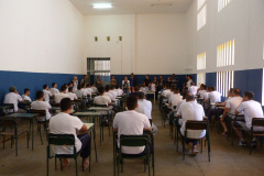15 estudantes do sistema prisional do Paraná foram contemplados com bolsa para o ensino superior via ENEM. Os aprovados, que cumprem pena em unidades localizadas na cidade, conquistaram vagas na PUC/Londrina, Cesumar, Unifil, Pitágoras Unopar e Faculdade Integrada de Londrina.  -  Foto: Divulgação SEED