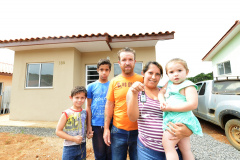  Representantes do Governo do Estado e da Prefeitura de Bituruna entregaram nesta sexta-feira (14) as chaves de 25 casas populares a famílias que viviam em situação de vulnerabilidade social na cidade, na região Sul do estado. Graças aos aportes de R$ 1,2 milhão feitos por meio do programa Nossa Gente Paraná, os beneficiários não precisarão arcar com nenhum custo pela mudança para as novas moradias.  -  Bituruna, 14/02/2020  -  Foto: Rafaela Fiala - Cohapar 