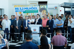 O governador Carlos Massa Ratinho Junior anuncia a implantação de mais de 600 novos abrigos para pontos de ônibus em cidades da Região Metropolitana de Curitiba.  -  Curitiba, 18/02/2020  -  Foto: Rodrigo Félix Leal/AEN