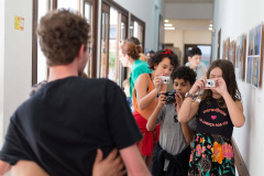 O Centro Juvenil de Artes (CJA) da Secretaria de Estado da Comunicação Social e da Cultura (SECC), instituição dedicada à formação artística de crianças e jovens no Paraná, está com inscrições abertas para o 1º semestre de 2020. São oito opções de cursos: Artes Visuais, Desenho, Fotografia, Modelagem, Mosaico, Pintura, Teatro e Videoarte, destinados a crianças e adolescentes de 8 a 17 anos. As aulas iniciam no dia 2 de março e vão até 26 de junho de 2020. 