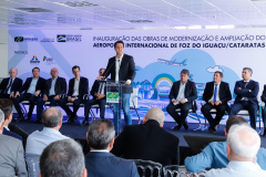 O governador Carlos Massa Ratinho Junior participa junto com o ministro da Infraestrutura, Tarcísio Freitas; com o diretor-geral brasileiro da Itaipu Binacional, Joaquim Silva e Luna; e o presidente da Infraero, Hélio Paes de Barros Júnior, da solenidade autorização o início das obras de ampliação da pista de pouso do Aeroporto Internacional de Foz do Iguaçu.  -  Foz do Iguaçu, 28/02/2020  -  Foto: Rodrigo Félix Leal/AEN 