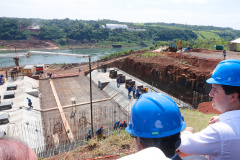 O governador Carlos Massa Ratinho Junior, junto com o ministro da Infraestrutura, Tarcísio Freitas, e o diretor-geral brasileiro da Itaipu Binacional, Joaquim Silva e Luna, vistoria nesta sexta-feira (28) as obras de construção da Ponte da Integração Brasil e Paraguai, em Foz do Iguaçu. O Governo do Paraná é o gestor da obra, que é financiada pela hidrelétrica binacional.  -  Curitiba, 28/02/2020  -  Foto: Rodrigo Félix Leal/AEN