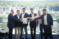 Compromisso com o desenvolvimento sustentável, reformas estruturantes, proteção das fronteiras e um pedido para que o governo federal dê suporte aos estados para um possível enfrentamento ao coronavírus estão entre os principais pontos da Carta de Foz do Iguaçu. O documento final do encontro do Consórcio de Integração Sul e Sudeste (Cosud) foi apresentado neste sábado (29) pelos governadores das duas regiões, durante uma coletiva de imprensa no Parque Nacional do Iguaçu. 
