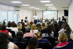 A aula inaugural dos programas de residência da Secretaria de Estado da Saúde e Escola Pública de Saúde do Paraná aconteceu nesta segunda-feira (02), no auditório da secretaria, em Curitiba. Os programas de residência multiprofissional nas áreas de Enfermagem, Farmácia, Psicologia, Serviço Social e Terapia Ocupacional e de Enfermagem Obstétrica iniciam as atividades deste ano com 24 estudantes. Foto:SESA