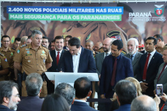 O governador Carlos Massa Ratinho Junior formalizou nesta terça-feira (03) o início do concurso para contratação de 2.400 policiais e bombeiros militares. Em solenidade no Palácio Iguaçu, o governador firmou o contrato com a Fundação da Universidade Federal do Paraná (Funpar), que será a responsável pela organização do concurso.