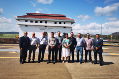 A empresa pública Portos do Paraná esteve presente no curso sobre o uso do Canal do Panamá como alternativa para o escoamento da produção até a Ásia, que começou segunda-feira e se encerrou nesta quarta-feira (4), na Cidade do Panamá. Nos três dias, representantes das autoridades portuárias de países da América Latina, agências e empresas do setor conheceram em detalhes este elo logístico mundial, vantagens e desvantagens dessa rota.Foto: Portos do Paraná