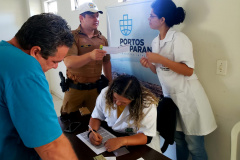 O Pátio de Triagem do Porto de Paranaguá foi sede nesta quarta-feira (04) da primeira edição do Porto em Ação em 2020. Organizado e coordenado pela empresa pública Portos do Paraná, o evento mensal leva até os caminhoneiros serviços e cuidados com a saúde, vacinação, orientação espiritual e palestras sobre trânsito e segurança. Foto: Portos do Paraná
