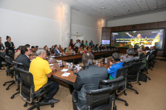 O Governador Carlos Massa Ratinho Junior acompanha nesta quarta-feira (4), o balanço das ações e dos atendimentos feitos durante a temporada Verão Maior 2019/2020, no Litoral e no Interior do Estado. Acompanhado do o secretário da Segurança Pública, Romulo Marinho, coordenador do Verão Maior.   Curitiba, 04/03/2020 - Foto: Geraldo Bubniak/AEN