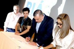 O secretário da Justiça, Família e Trabalho (Ney Leprevost) e a diretora-presidente do Museu Oscar Niemayer, Juliana Vosnika, assinaram nesta quarta-feira (04/03) termo de compromisso para a implantação do programa Piá nas Artes, que vai beneficiar crianças e adolescentes em situação de acolhimento, socioeducação, comunidades indígenas, 