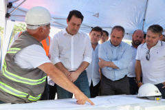 Depois de mais de 30 anos de espera pela população, as obras de duplicação da PR-092, a Rodovia dos Minérios, estão saindo do papel. O governador Carlos Massa Ratinho Junior vistoriou as obras nesta quinta-feira (05), no trecho entre Curitiba e Almirante Tamandaré. 