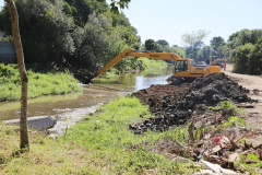 
Serviço de dragagem sendo feito pela Sanepar em Pinhais. Foto: Luiz Arnaldo de Lima/Sanepa
