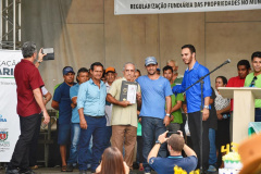 Técnicos da Diretoria de Gestão Territorial do Instituto Água e Terra entregaram nesta quarta-feira (11) mapas e memoriais descritivos a 108 pequenos agricultores da região de Guaraqueçaba que possuem imóveis particulares, mas sem registro. A documentação é essencial para o ajuizamento da ação de usucapião, que levará ao registro do imóvel. Foto: Denis ferreira Netto/SEDEST