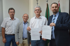 A Secretaria de Estado da Agricultura e do Abastecimento e a Universidade Federal da Fronteira Sul (UFFS) vão iniciar atividades em conjunto neste ano. O reitor Marcelo Recktenvald e o diretor do câmpus de Laranjeiras do Sul, Martinho Machado Junior, assinaram nesta quarta-feira (11) com o secretário estadual da Agricultura e do Abastecimento, Norberto Ortigara, e com o chefe do Núcleo Regional da Secretaria em Laranjeiras do Sul, Valter Rodacki, um protocolo de intenções.Foto:SEAB