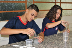 O surto do novo coronavírus acendeu um alerta nas escolas estaduais do Paraná quanto à prevenção da doença. Além das tradicionais orientações de higiene, cartazes informativos e rodas de conversa, as instituições de ensino conseguem conscientizar os estudantes por meio do conteúdo abordado nas aulas. Foto:Silvio Turra/SEED