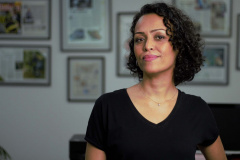 Quem media e orienta a oficina é Geovana Conti, sócia-fundadora da Youngers, empresa social com foco em capacitação profissional de jovens. Geovana atua há 16 anos na área de Tecnologia da Informação como gerente de projetos, coordenadora de equipes, gestora da informação e programadora. Foto: Divulgação