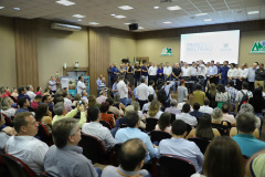 O vice-governador Darci Piana assinou nesta sexta-feira (13), em Francisco Beltrão, decreto que regulamenta a lei 17.773/2013 que instituiu o Sistema Unificado Estadual de Sanidade Agroindustrial Familiar, Artesanal e de Pequeno Porte do Paraná (Susaf-PR).