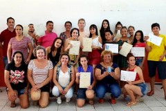 Vinte e sete moradores da Ponta da Pita, em Antonina, receberam nesta semana o certificado do curso de Internet Básica da Portos do Paraná. As aulas fazem parte do Programa de Educação Ambiental, promovido pela empresa pública junto às comunidades da área de abrangência portuária, como medida vinculada às obras de dragagem de manutenção dos portos de Paranaguá e Antonina. Foto: Pierpaolo Nota/Portos do Paraná