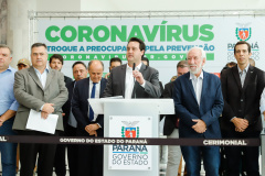 O Governo do Paraná apresentou nesta segunda-feira (16) as principais medidas adotadas para o enfrentamento da epidemia do coronavírus no Estado. Contidas em decreto assinado pelo governador Carlos Massa Ratinho Junior, as medidas reduzem as possibilidades de contato entre as pessoas para conter a propagação do vírus, determinam ações específicas no âmbito da saúde, ampliam a proteção a servidores incluídos em grupos de risco e fortalecem ações nas fronteiras e divisas.