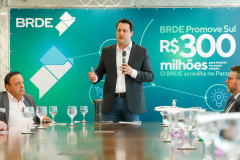 Projetos prioritários para o desenvolvimento do Estado contarão com recursos de R$ 300 milhões do Banco Regional de Desenvolvimento Econômico do Extremo Sul (BRDE). O governador Carlos Massa Ratinho Junior e o diretor de Operações da agência paranaense do BRDE, Wilson Bley Lipski, lançaram nesta terça-feira (17) o Promove Sul, um fundo rotativo permanente para o apoio de projetos em diversas áreas.