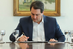 Texto equipara escolas públicas e privadas, com a suspensão das aulas a partir da próxima sexta-feira (20). Medida é considerada essencial para evitar a proliferação do coronavírus no Paraná.
