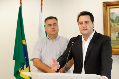 O governador Carlos Massa Ratinho Junior assinou nesta quarta-feira (18) quatro novos decretos relacionados ao enfrentamento do novo coronavírus no Estado
