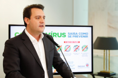 O governador Carlos Massa Ratinho Junior anunciou a proibição da entrada no Paraná de linhas de ônibus interestaduais com origem no Rio de Janeiro, São Paulo, Bahia e Distrito Federal. Em pronunciamento nesta quarta-feira (18), Ratinho Junior afirmou que o Estado está solicitando à Infraero a restrição de voos com partidas desses mesmos estados. A medida preventiva busca diminuir a circulação do coronavírus no Estado. Foto: RODRIGO FELIX LEAL
