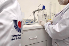 Universidades Estaduais aumentam produção de álcool em gel para combater a proliferação do novo Coronavírus
Foto: SETI