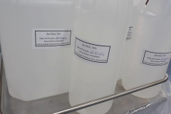 Professores e estudantes do curso de Farmácia, do Centro de Ciências da Saúde (CCS), estão transformando o álcool etílico hidratado a 92,8% em álcool 70%, para uso nas diferentes unidades do Hospital Universitário (HU/UEL), mantido pela Universidade. A produção deve reforçar o enfrentamento do novo coronavírus. Foto:Divulgação/UEL