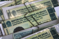 Com as unidades fechadas para evitar a propagação do coronavírus no Estado, o Detran-PR vai estender os prazos para renovar a carteira de habilitação vencida, transferência de veículos e recursos de infrações, entre outros serviços. A medida segue a deliberação do Conselho Nacional de Trânsito (Contran).Foto: Arquivo/AEN