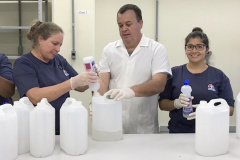 IPEM-PR doa lote de álcool gel para Defesa Civil, em Londrina. Foto: Ipem