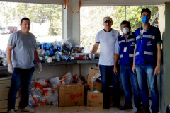 Servidores da Agência de Defesa Agropecuária do Paraná (Adapar) que atuam no Posto de Fiscalização do Trânsito Agropecuário de Santo Inácio, no Norte do Estado, começaram no sábado (28) uma mobilização para doar cestas básicas e lanches aos caminhoneiros. Foto: Adapar