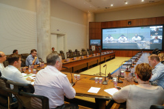  O secretário estadual de Saúde, Beto Preto, e o chefe da Casa Civil, Guto Silva, participaram nesta terça-feira (31), no Palácio Iguaçu, de uma videoconferência com secretários municipais de Saúde de 30 municípios das 22 regionais do Estado. Na pauta estiveram orientações gerais da administração estadual no combate ao novo coronavírus.Foto Gilson Abreu/AEN