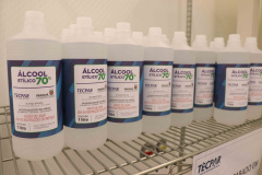 O Instituto de Tecnologia do Paraná (Tecpar) iniciou nesta sexta-feira (3) a distribuição do álcool antisséptico que passou a produzir para o Governo do Estado. A primeira remessa, com mil litros do produto, foi transportada pela Coordenadoria Estadual da Defesa Civil para ser entregue à Secretaria da Saúde. Foto:Tecpar