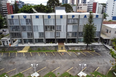Pandemia muda rotina dos funcionários, mas atividades que envolvem alimentação escolar e obras continuam a ser realizadas normalmente. Transporte escolar está paralisado.
