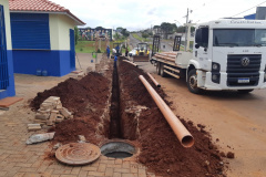 Obra de implantação de rede coletora de esgoto para atender Hospital Regional de Ivaiporã. Foto: Sanepar