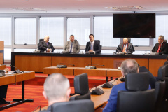 O governador Carlos Massa Ratinho Junior participou nesta quarta-feira (8) da posse do novo procurador-geral de Justiça, Gilberto Giacoia. Ele foi nomeado pelo chefe do Poder Executivo no final de março,  após ter sido o candidato mais votado pelos membros do Ministério Público do Paraná (MP-PR). O evento contou com participação restrita e foi transmitido em tempo real pelo YouTube.