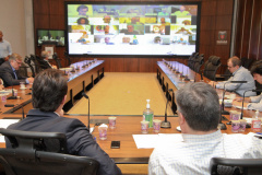 O governador Carlos Massa Ratinho Junior participou nesta quarta-feira (8) de uma videoconferência com presidentes de entidades sindicais estaduais e nacionais. O encontro serviu para estreitar o diálogo com as lideranças dos trabalhadores e teve como objetivo primordial a defesa dos empregos diante dos reflexos econômicos gerados pela pandemia do novo coronavírus.Foto: Ari Dias/AEN