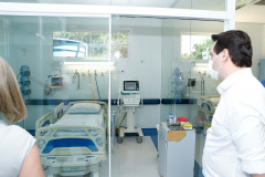 O governador Carlos Massa Ratinho Junior esteve nesta quinta-feira (9) no Hospital Regional do Norte Pioneiro, em Santo Antônio da Platina. A unidade é considerada estratégica no combate ao novo coronavírus e terá dez leitos de UTI e oito enfermarias já a partir da semana que vem.