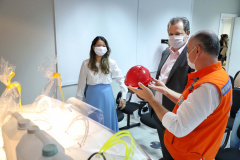 A entrega de 500 máscaras do modelo Face Shield, 200 litros de álcool glicerinado e 150 quilos de álcool em gel foi feita pelo superintendente Aldo Bona ao coordenador da Defesa Civil, tenente-coronel Fernando Schunig. A entrega foi acompanhada pela primeira-dama e presidente do Conselho de Ação Solidária, Luciana Saito Massa, e pela Superintendente Geral de Ação Solidária, Jeslayne Valente.