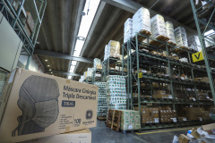 A Secretaria de Estado da Saúde iniciou nesta segunda-feira (13) o envio de mais 530 mil equipamentos de proteção individual (EPI’s) para as 22 Regionais de Saúde do Paraná. Os materiais incluem máscaras, luvas, tocas, aventais, óculos de proteção e álcool em gel.