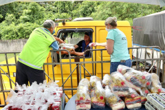 Caminhoneiros recebem kit alimentação no Porto de Paranaguá. Foto: Portos do Paraná