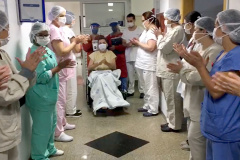  A equipe do Detran-PR comemora a cura do colaborador Vando Dobranski,  que vinha lutando contra Covid-19 e esteve 20 dias internado, sendo 18 deles na Unidade de Terapia Intensiva. Teve alta e foi para casa nesta sexta-feira (17), sob aplausos dos profissionais da Saúde que o atenderam. Foto: Divulgação/Detran