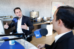 O governador Carlos Massa Ratinho Junior anunciou nesta sexta-feira (17), em entrevista para a Associação das Emissoras de Radiodifusão do Paraná (Aerp), que os municípios terão acesso a mais de R$ 600 milhões (US$ 118,3 milhões) para investir em obras. Os recursos serão geridos pela Secretaria de Desenvolvimento Urbano e Obras Públicas (Sedu) e foram obtidos por empréstimo junto ao Banco Interamericano de Desenvolvimento (BID).